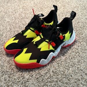 NEVER WORN Men’s trae young multicolored basketball shoes